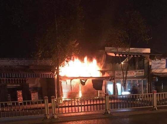 Cửa h&agrave;ng xe đạp tại thời điểm ngọn lửa bốc ch&aacute;y.