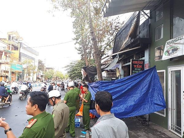 Hiện cơ quan chức năng vẫn đang&nbsp;&acirc;̃n đang phong tỏa hi&ecirc;̣n trường, ti&ecirc;́n hành đi&ecirc;̀u tra nguy&ecirc;n nh&acirc;n vụ cháy.