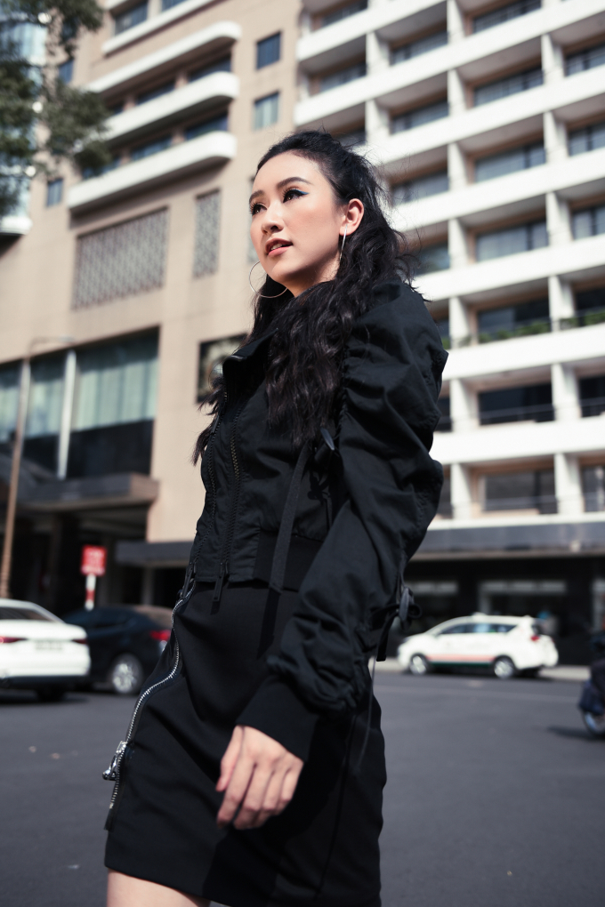 Với những mix&amp;amp;amp;match kh&aacute;c nhau, người đẹp đ&atilde; ho&agrave;n to&agrave;n &ldquo;lột x&aacute;c&rdquo; với những tư duy đặc biệt về thời trang.