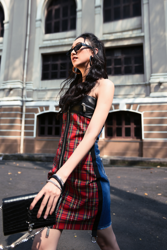 &nbsp;Kh&ocirc;ng chỉ d&aacute;m thử th&aacute;ch bản th&acirc;n bằng h&igrave;nh tượng mới, H&agrave; Thu c&ograve;n chọn 1 lối trang điểm v&agrave; l&agrave;m t&oacute;c kh&aacute;c với phong c&aacute;ch Hoa hậu hằng ng&agrave;y.&nbsp;