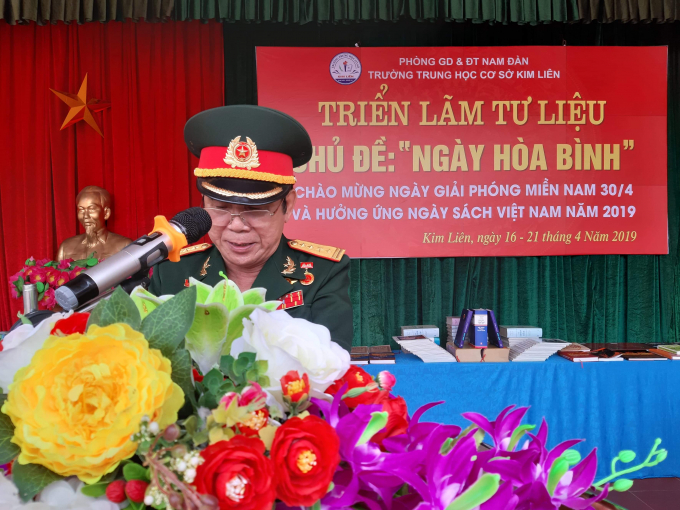 Đại t&aacute; Nguyễn Huy Hướng- Chủ tịch Hội CCB huyện Nam Đ&agrave;n đang &ocirc;n lại chiến thắng Miền Nam 30/4/1975