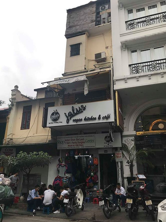 C&aacute;c cơ sở nh&agrave;, đất mặt phố ở phố cổ H&agrave; Nội được xem l&agrave; &ldquo;đất v&agrave;ng, đất kim cương&rdquo;, thay v&igrave; đấu gi&aacute; th&igrave; C&ocirc;ng ty CP Dịch vụ v&agrave; Thương mại Đ&ocirc;ng &Aacute; lại được cho nộp tiền trước rồi mới ra quyết định b&aacute;n với mức gi&aacute; thấp hơn nhiều lần so với thực tế thị trường khiến dư luận x&ocirc;n xao.