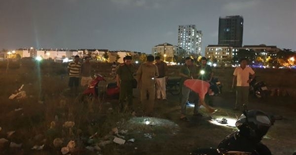 Đôi nam nữ cháy như đuốc giữa bãi đất trống