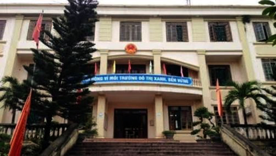 C&ocirc;ng an thị x&atilde; Bỉm Sơn đ&atilde; c&ocirc;ng bố quyết định khởi tố bị can đối với B&iacute; thư Vũ Đức Cường tại trụ sở phường Đ&ocirc;ng Sơn.