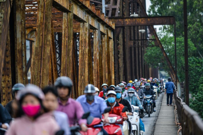 V&agrave;o giờ cao điểm, cầu Long Bi&ecirc;n (H&agrave; Nội) hơn trăm tuổi lu&ocirc;n c&oacute; lưu lượng người đi xe m&aacute;y rất đ&ocirc;ng.