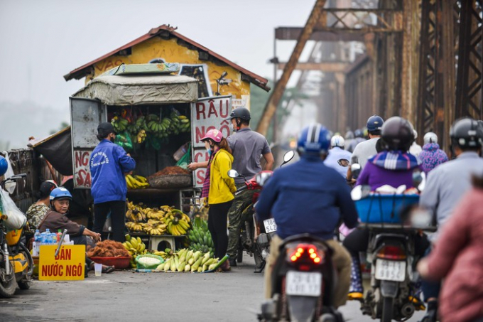 Tuy nhi&ecirc;n, nạn họp chợ tr&ecirc;n cầu từ l&acirc;u vẫn diễn ra phổ biến. Tại những đoạn l&agrave;n đường mở rộng ở cả hai hướng, c&aacute;c h&agrave;ng b&aacute;n hoa quả b&agrave;y đầy h&agrave;ng ra b&aacute;n. Chỉ cần một người dừng lại mua, ph&iacute;a sau sẽ &ugrave;n ứ.