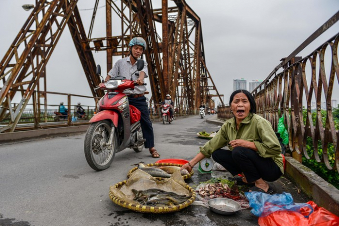 Kh&ocirc;ng chỉ c&oacute; hoa quả, rau củ, c&aacute;c loại thịt, t&ocirc;m, c&aacute; cũng xuất hiện tại đ&acirc;y phục vụ những người đi l&agrave;m về tiện đường gh&eacute; mua.