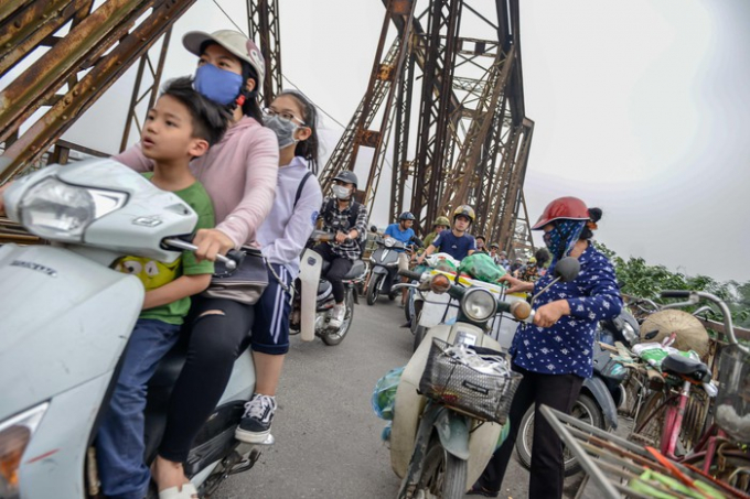 Dọc hai b&ecirc;n cầu c&oacute; đến hơn chục điểm người d&acirc;n họp chợ. Thỉnh thoảng những người chở h&agrave;ng đến dừng đỗ, vận chuyển c&agrave;ng l&agrave;m cho lối đi bị rối.