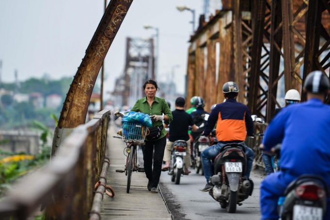 Để đi chuyển từ điển b&aacute;n h&agrave;ng n&agrave;y sang điểm kh&aacute;c, những người b&aacute;n h&agrave;ng thường dắt xe ngược chiều tại lối d&agrave;nh cho người đi b&ocirc;.