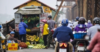 Cầu Long Biên thành chợ cóc, giao thông ùn ứ