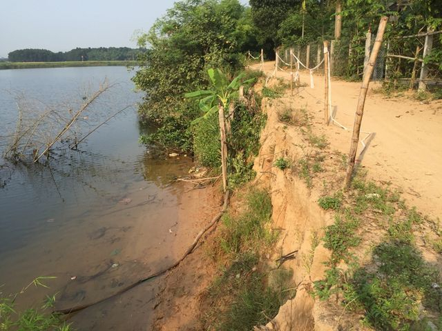 Khối lượng lớn đất c&aacute;t đ&atilde; bị cuốn xuống s&ocirc;ng.