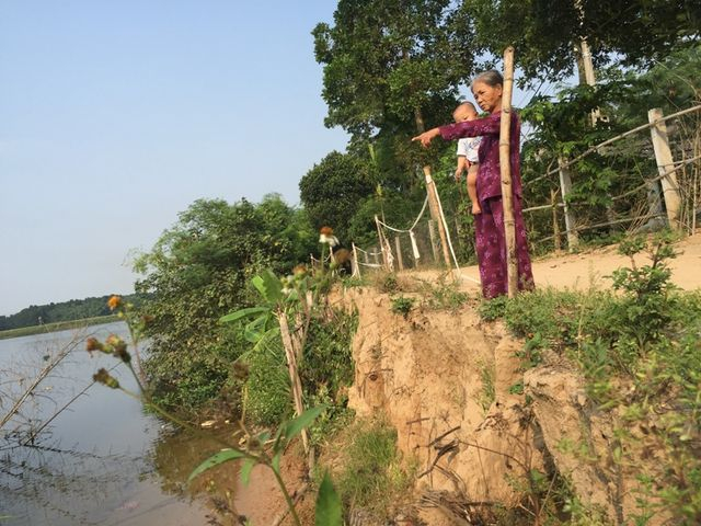 Sạt lở lấn s&acirc;u v&agrave;o gần s&acirc;n nh&agrave; b&agrave; L&yacute;.