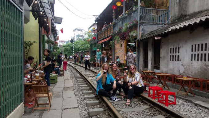 Nh&oacute;m du kh&aacute;ch thoải m&aacute;i uống bia, check-in ngay tr&ecirc;n đường ray t&agrave;u hỏa