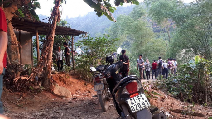 Rất đ&ocirc;ng người d&acirc;n tập trung tại nơi ph&aacute;t hiện vụ việc.