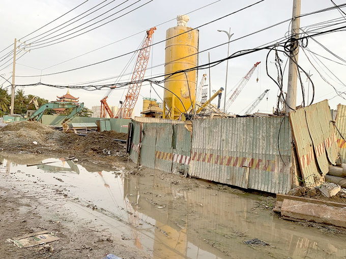 Dự &aacute;n mở rộng đường Lương Định Của, Q.2 m&aacute;y m&oacute;c &ldquo;đắp chiếu&rdquo; nằm chờ,kh&ocirc;ng c&oacute; b&oacute;ng d&aacute;ng c&ocirc;ng nh&acirc;n n&agrave;o. Ảnh: Đỗ Loan.