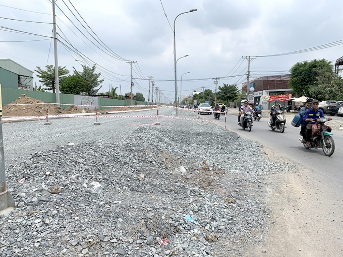 Dự &aacute;n mở rộng đường Đỗ Xu&acirc;n Hợp thi c&ocirc;ng dang dở do chờ mặt bằng. Ảnh: Đỗ Loan.