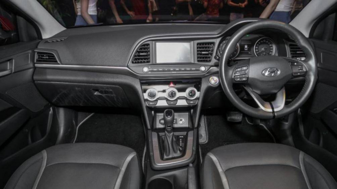 &nbsp;Kh&ocirc;ng gian nội thất b&ecirc;n trong Hyundai Elantra 2019 tại Malaysia