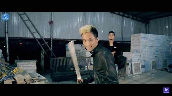 Minh Hiển đ&oacute;ng vai h&agrave;nh động trong MV của nam ca sĩ Du Thi&ecirc;n.