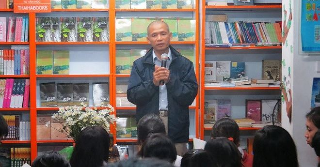 Mỗi lần giao lưu văn h&oacute;a đọc s&aacute;ch, TS Nguyễn Mạnh H&ugrave;ng thu h&uacute;t h&agrave;ng trăm, h&agrave;ng ng&agrave;n người chăm ch&uacute; lắng nghe