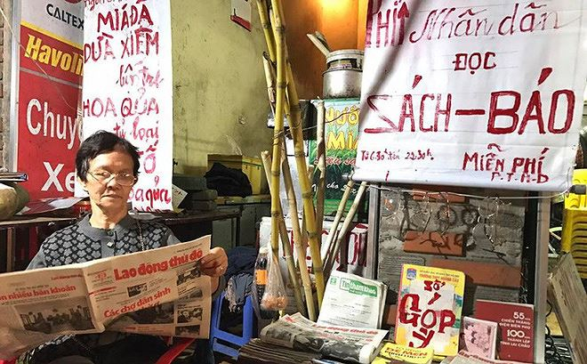 Cụ b&agrave; 72 tuổi v&agrave; quầy b&aacute;o di động miễn ph&iacute;