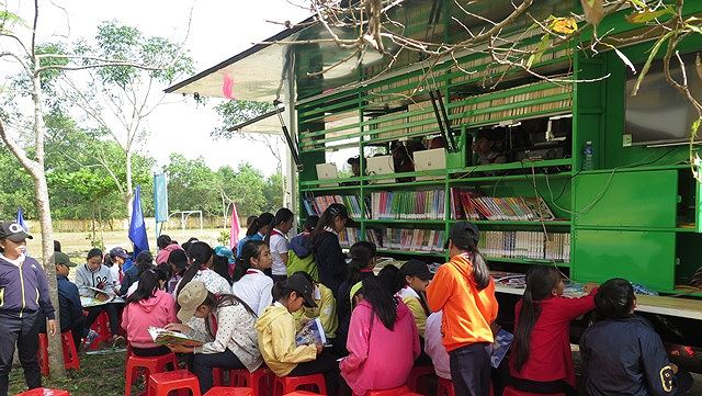 Đ&ocirc;ng đảo c&aacute;c em học sinh tham gia đọc s&aacute;ch tại xe &ocirc; t&ocirc; thư viện lưu động đa phương tiện. Nguồn. B&aacute;o Quảng Nam
