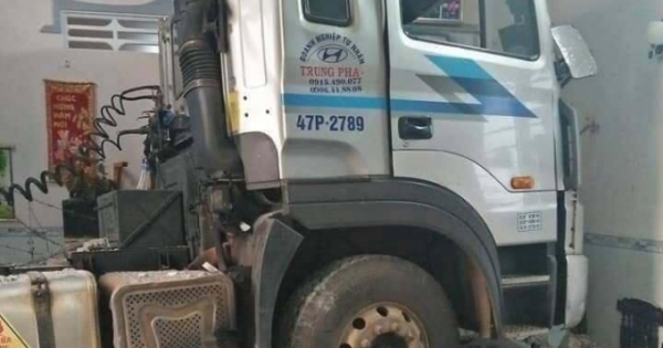 Xe container mất lái, lao vào nhà dân nhiều đồ đạc hư hỏng