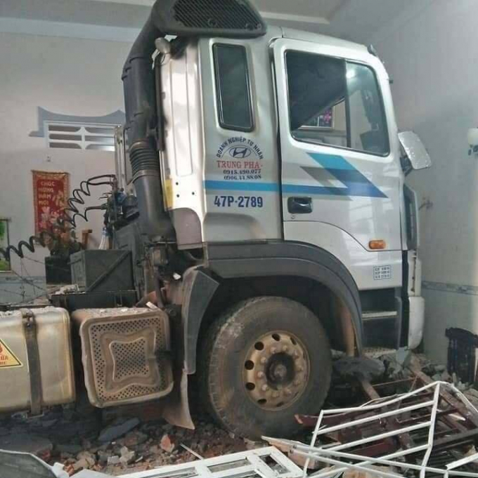 Xe đầu k&eacute;o lao thẳng v&agrave;o ph&ograve;ng kh&aacute;ch, nhiều đồ đạc bị hư hỏng.