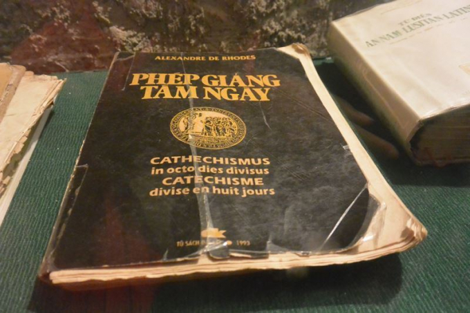 Cuốn s&aacute;ch đầu ti&ecirc;n được in bằng chữ quốc ngữ.