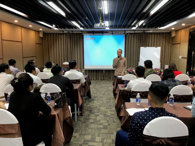 &Ocirc;ng Trần Ngọc H&agrave;, Trưởng Ban Văn h&oacute;a- X&atilde; Hội B&aacute;o Ph&aacute;p luật Việt Nam giới thiệu nghiệp vụ b&aacute;o ch&iacute; cơ bản với c&aacute;c học vi&ecirc;n