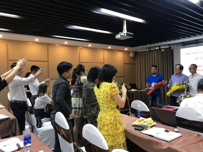 Ghi lại h&igrave;nh ảnh tặng hoa cảm ơn giảng vi&ecirc;n tại cuối buổi học