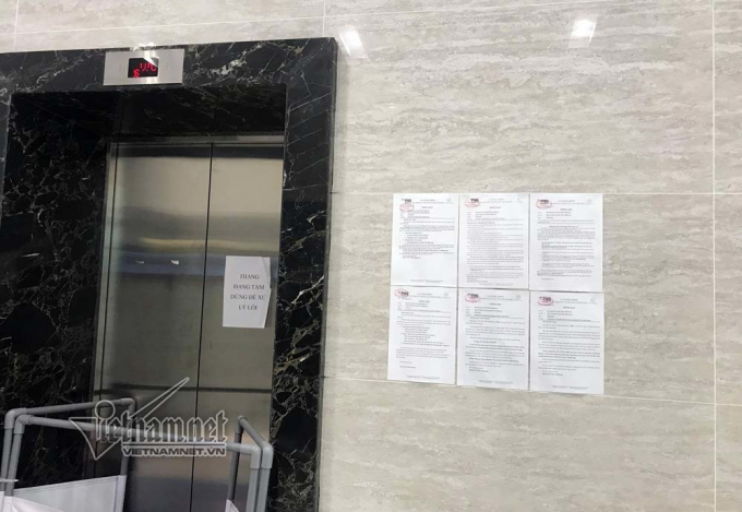 Th&ocirc;ng b&aacute;o về sự xuất hiện của kẻ s&agrave;m sỡ nữ sinh trong thang m&aacute;y được d&aacute;n tại nhiều vị tr&iacute; trong chung cư