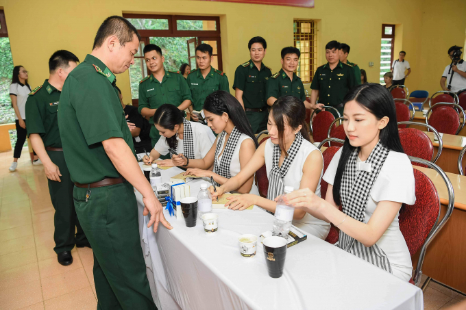 C&aacute;c người đẹp hoa hậu vượt n&uacute;i tặng s&aacute;ch cho thanh ni&ecirc;n v&ugrave;ng cao