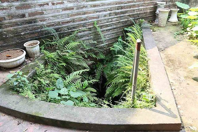 Ở đ&igrave;nh Qu&aacute;n La (Xu&acirc;n La T&acirc;y Hồ, H&agrave; Nội) tồi tại một cửa hang dẫn xuống hầm ngầm đầy b&iacute; ẩn. Theo thủ từ Nguyễn Văn Lực, cũng kh&ocirc;ng ai biết r&otilde; hang ngầm n&agrave;y c&oacute; từ bao giờ.