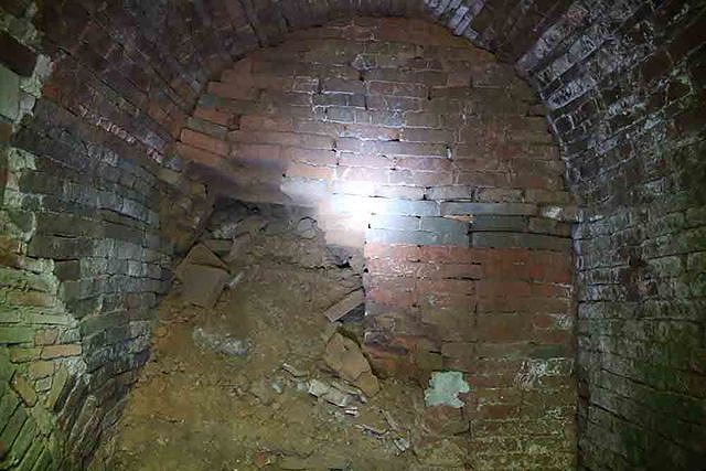 3 cửa hầm x&acirc;y h&igrave;nh v&ograve;m bằng gạch, gạch được in c&aacute;c hoa văn rất đẹp. Cửa hầm đầu ti&ecirc;n s&acirc;u khoảng 3m, cửa hầm thứ hai d&agrave;i khoảng 5m, cả hai đều bị bị k&iacute;n.