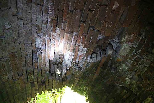 B&ecirc;n trong hang, gạch được xếp h&igrave;nh m&uacute;i bưởi, c&oacute; nhiều hoa văn kỳ lạ. Một số chỗ đ&atilde; hư hỏng, gạch bong ra rơi xuống nền hang.