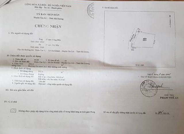 Cuốn sổ đỏ tr&ecirc;n đất ao b&agrave; Ba Tạ được cấp cho &ocirc;ng Phạm C&ocirc;ng Bền v&agrave; b&agrave; Phạm Thị Bốn được UBND huyện Gia Lộc cấp năm 2007.