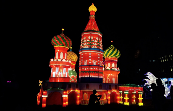 M&ocirc; h&igrave;nh nh&agrave; thờ ch&iacute;nh t&ograve;a Th&aacute;nh Basil (St. Basil's Cathedral) nổi bật giữa c&ocirc;ng vi&ecirc;n với c&aacute;c m&agrave;u sắc sặc sỡ. Đ&acirc;y cũng l&agrave; một trong những c&ocirc;ng tr&igrave;nh kiến tr&uacute;c nổi tiếng nhất của thủ đ&ocirc; Moscow, Nga.