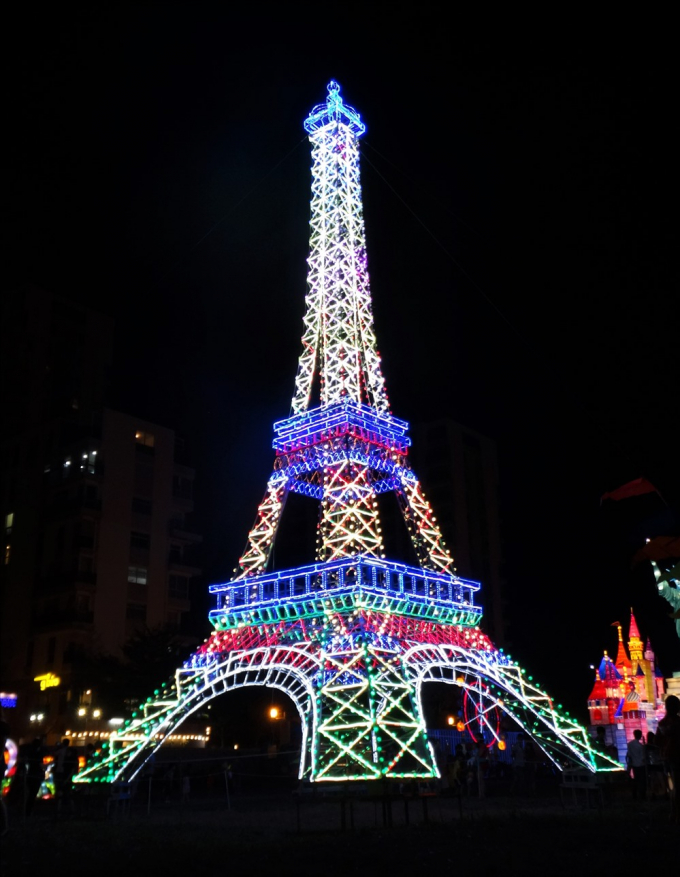 M&ocirc; h&igrave;nh th&aacute;p Eiffel, Ph&aacute;p thu h&uacute;t h&agrave;ng triệu du kh&aacute;ch tới chụp ảnh nay đ&atilde; c&oacute; bản sao t&aacute;i hiện bằng &aacute;nh s&aacute;ng tại Việt Nam.