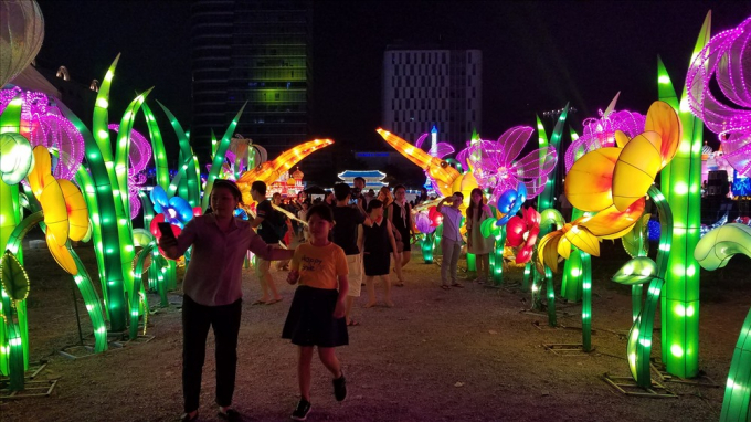 Độc đ&aacute;o c&aacute;c m&ocirc; h&igrave;nh kỳ quan thế giới ph&aacute;t s&aacute;ng hội tụ giữa TPHCM