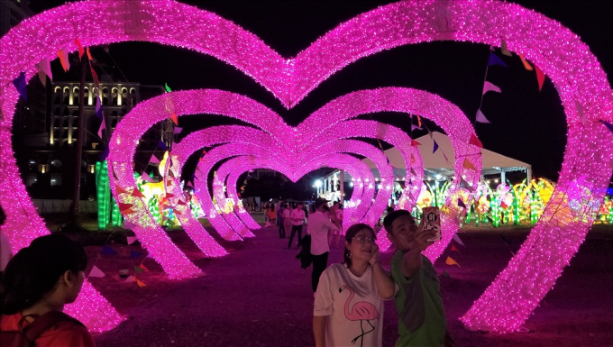 C&aacute;c bạn trẻ, đặc biệt l&agrave; c&aacute;c cặp đ&ocirc;i y&ecirc;u nhau đổ x&ocirc; về đ&acirc;y để ngắm cảnh v&agrave; chụp cho m&igrave;nh những bức ảnh check in độc đ&aacute;o, l&atilde;ng mạn.