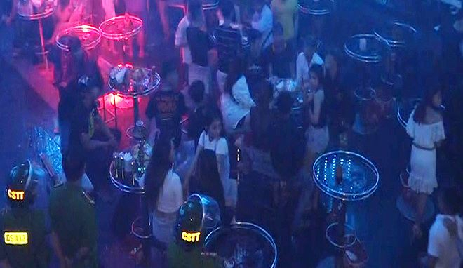 C&ocirc;ng an ph&aacute;t hiện gần 100 d&acirc;n chơi sử dụng ma t&uacute;y tại cơ sở Karaoke Gossip