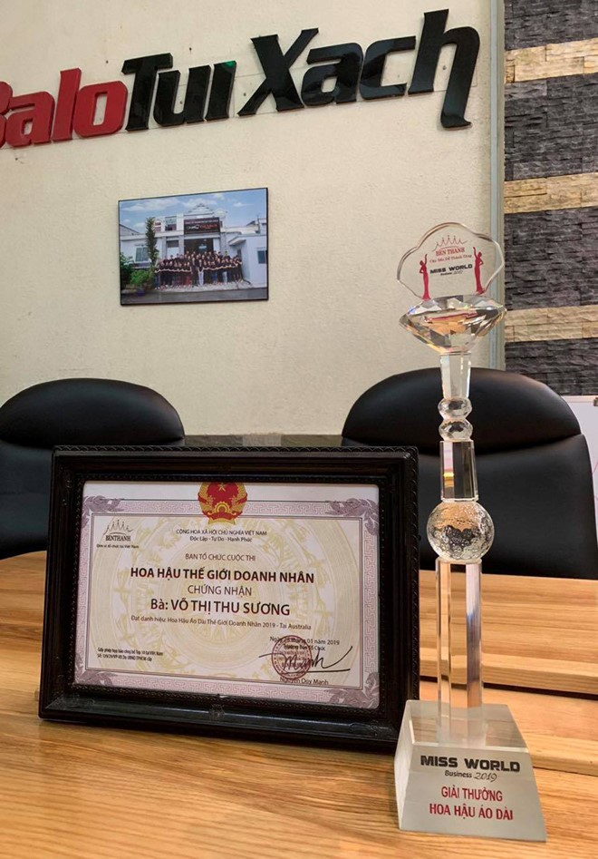 Giấy chứng nhận &ldquo;Hoa hậu&rdquo; do &ocirc;ng Nguyễn Duy Mạnh trưởng Ban tổ chức c&aacute;c cuộc thi &ldquo;chui&rdquo; cấp cho c&aacute;c &ldquo;Hoa hậu ao l&agrave;ng&rdquo;