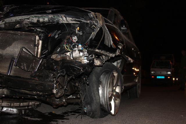 Sau khi &ldquo;hạ gục&rdquo; h&agrave;ng loạt phương tiện, phần đầu của chiếc xe &ocirc; t&ocirc; bị biến dạng ho&agrave;n to&agrave;n (Ảnh: Nguyễn Trường).