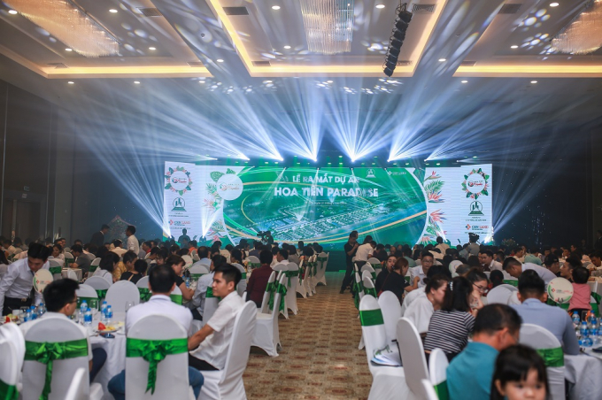 Kh&aacute;n ph&ograve;ng hơn 500 chỗ ngồi tại điểm cầu Vinh đều chật cứng&nbsp;