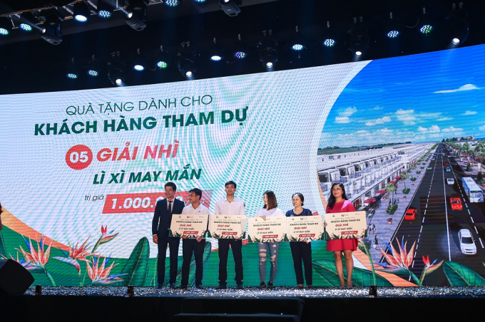 Nhiều kh&aacute;ch h&agrave;ng may mắn nhận được những phần qu&agrave; gi&aacute; trị