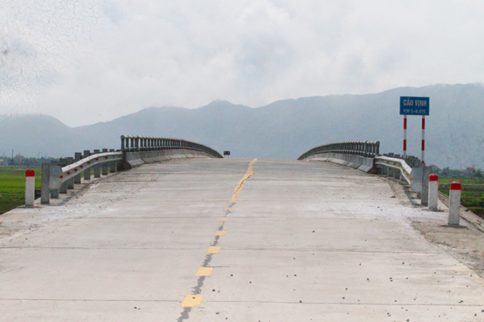 C&ocirc;ng tr&igrave;nh đường di d&acirc;n v&ugrave;ng lũ ở x&atilde; Kỳ Thọ. Ảnh:&nbsp;Đức H&ugrave;ng