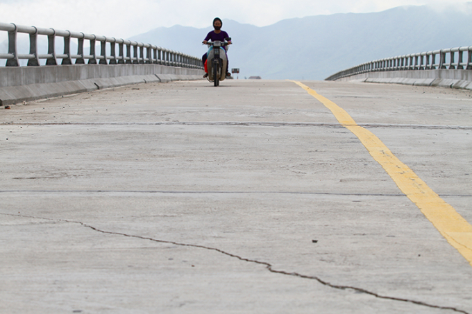 Nhiều vết nứt xuất hiện ở ph&iacute;a đầu cầu sau v&agrave;i th&aacute;ng đưa v&agrave;o sử dụng. Ảnh:&nbsp;Đức H&ugrave;ng