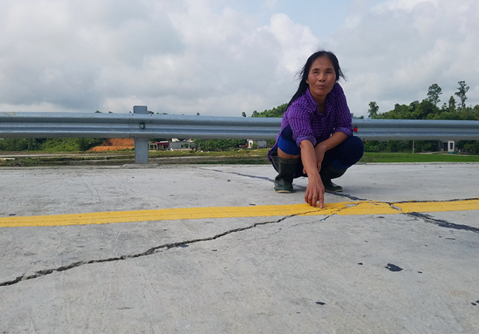 Một số chỗ c&oacute; vết nứt lớn, đ&uacute;t lọt cả ng&oacute;n tay. Ảnh:&nbsp;Đức H&ugrave;ng.