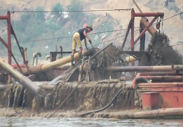 Lợi dụng &ldquo;tấm b&ugrave;a&rdquo; nạo v&eacute;t, doanh nghiệp đ&atilde; ngang nhi&ecirc;n sử dụng t&agrave;u h&uacute;t c&aacute;t c&ocirc;ng suất lớn để &ldquo;r&uacute;t ruột&rdquo; l&ograve;ng s&ocirc;ng Hồng. (Ảnh: PV/Vietnam+)