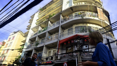 Chung cư 155 &ndash; 157 B&ugrave;i Viện ở cấp độ D &ndash; cấp hư hỏng nặng&nbsp; phải di dời d&acirc;n. (ảnh Kiến Thức).